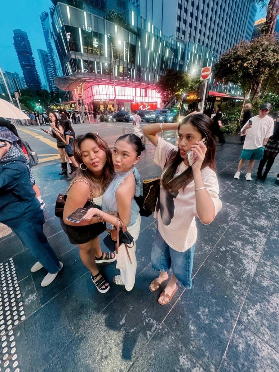 Anneth Delliecia liburan bareng sahabat di Singapura