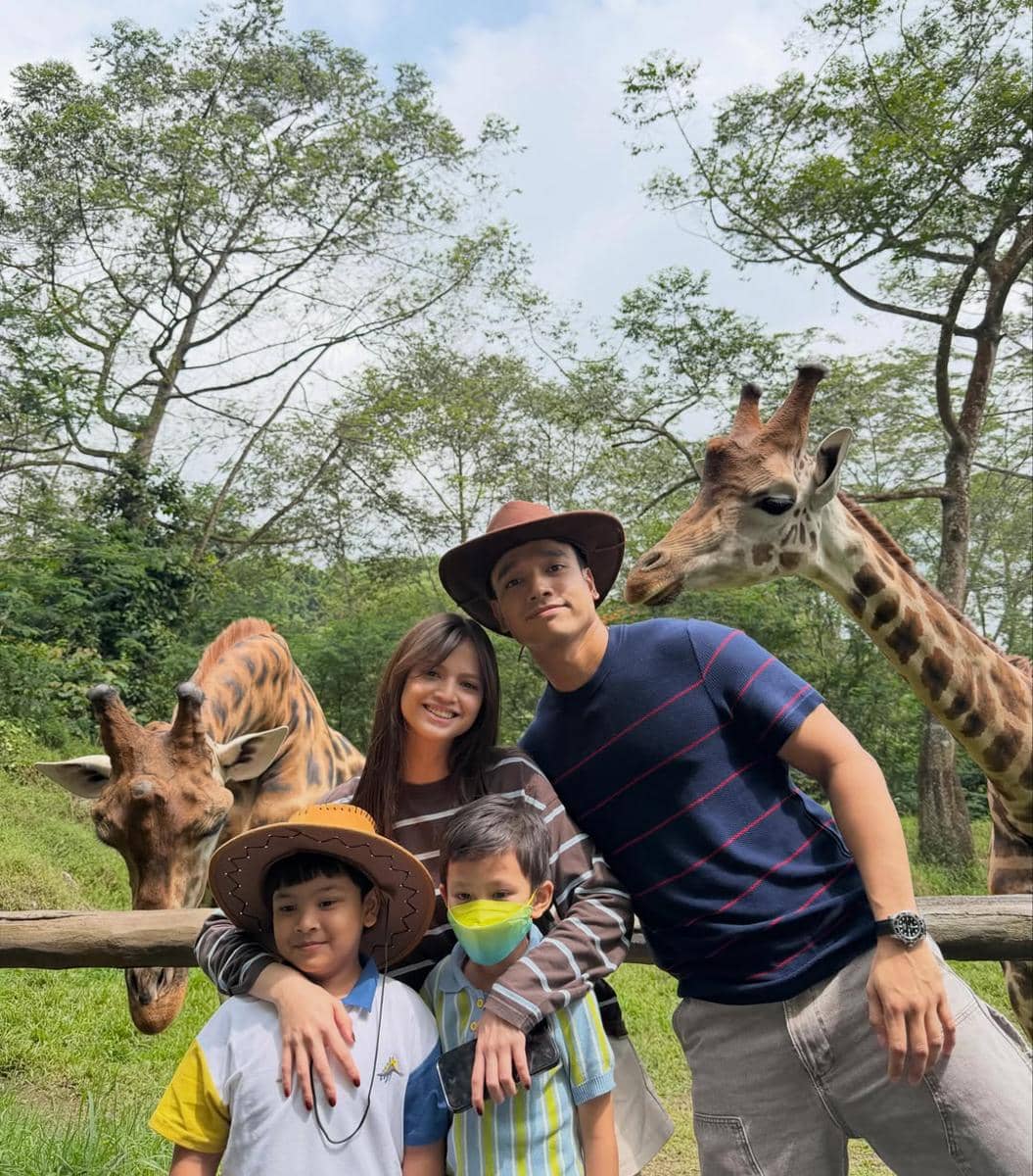 Fadly Faisal ajak keponakan liburan ke taman safari