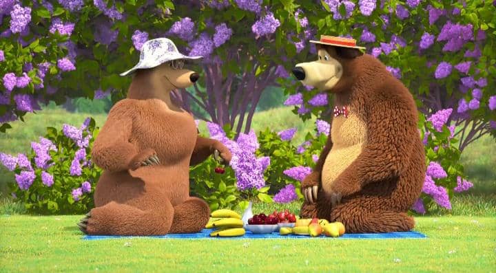 karakter Lady Bear saat piknik dengan Bear dalam Masha and the Bear.