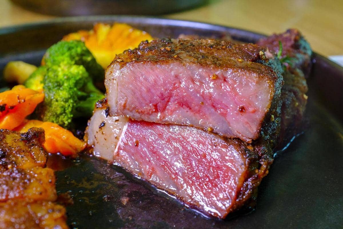 Apa Risiko Infeksi Bakteri Daging Kurban Setengah Matang?