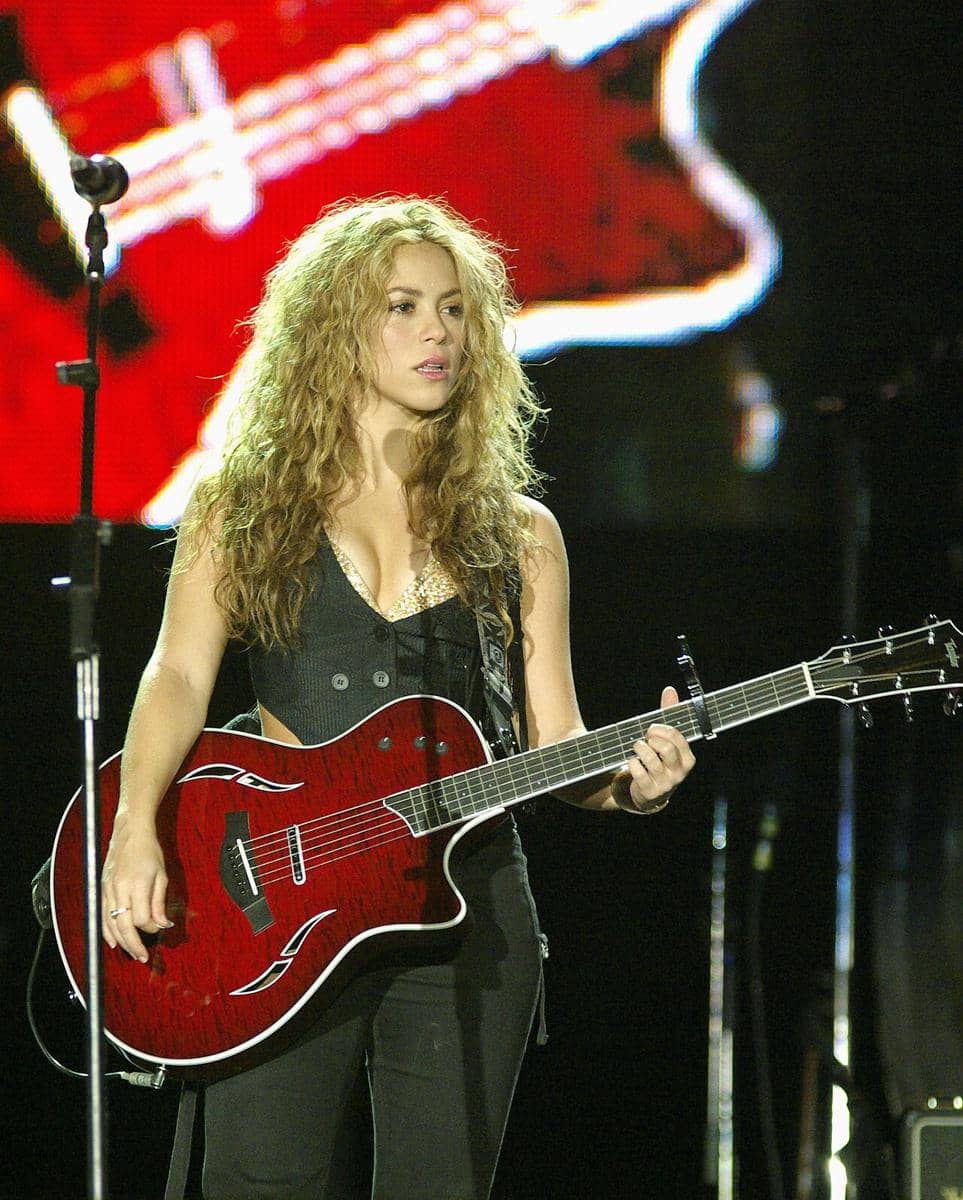 Shakira di konser Rock in Rio pada tahun 2008. Tanggal 5 Juli 2008 (Shakira Rock in Rio 08 001 by Andres.Arranz, CC BY 2.5 via Wikimedia Commons)