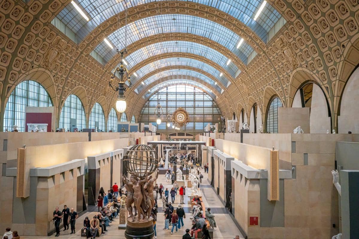 Bagian tengah utama yang megah dari Musée d'Orsay.