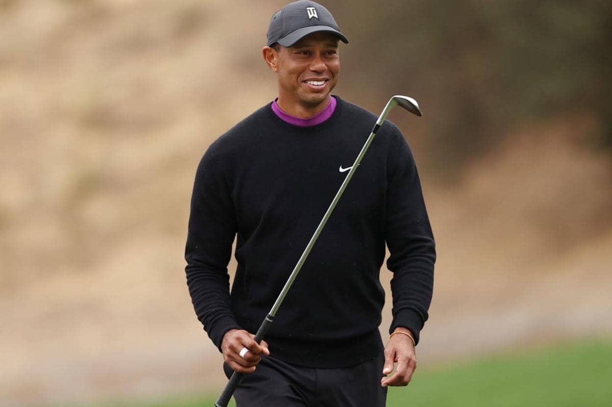 Tiger Woods sedang bermain golf.
