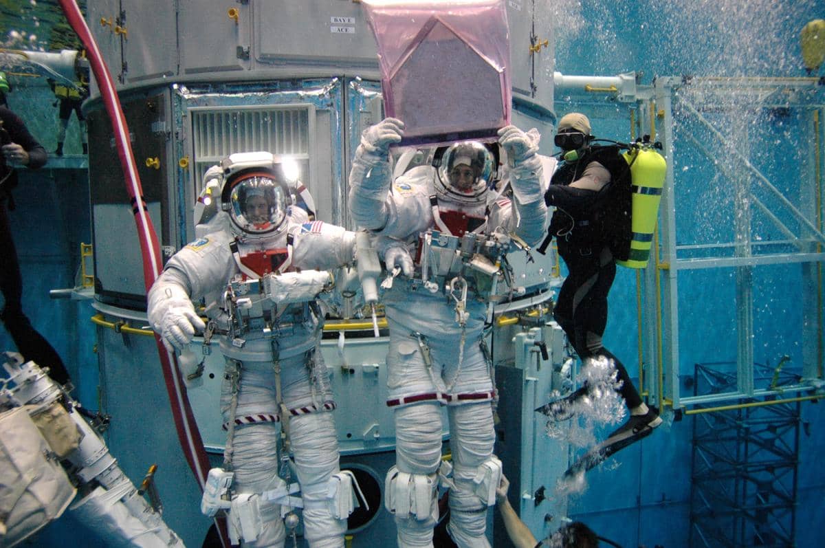 astronaut NASA berlatih simulasi spacewalk di Neutral Buoyancy Laboratory.