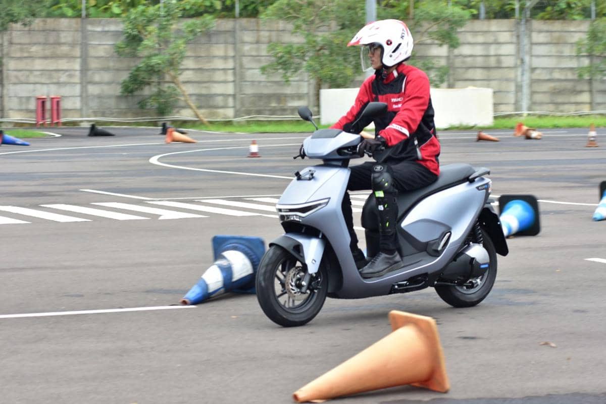 6 Hal yang Perlu Diperhatikan saat Berkendara Motor Listrik