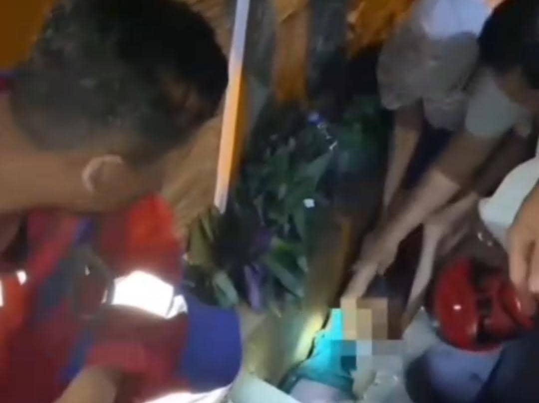 Viral, Damkar Palembang Evakuasi Bocah Terjepit di Parit hingga 1,5 jam