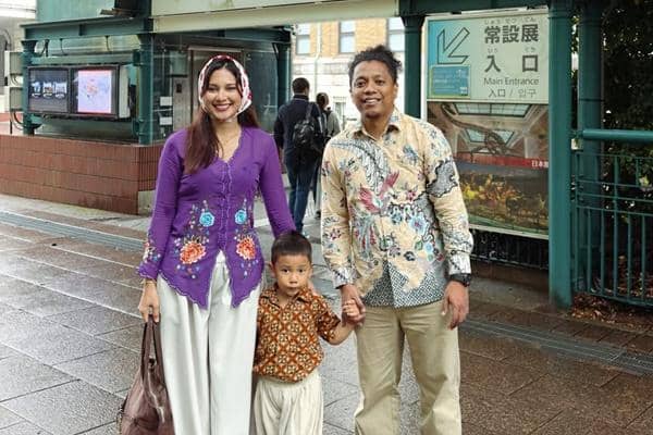 Potret Indah Permatasari dan Arie Kriting di Jepang Pakai Batik-Kebaya