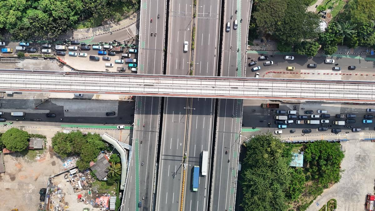 LRT Jakarta perluas layanan ke Dukuh Atas. 