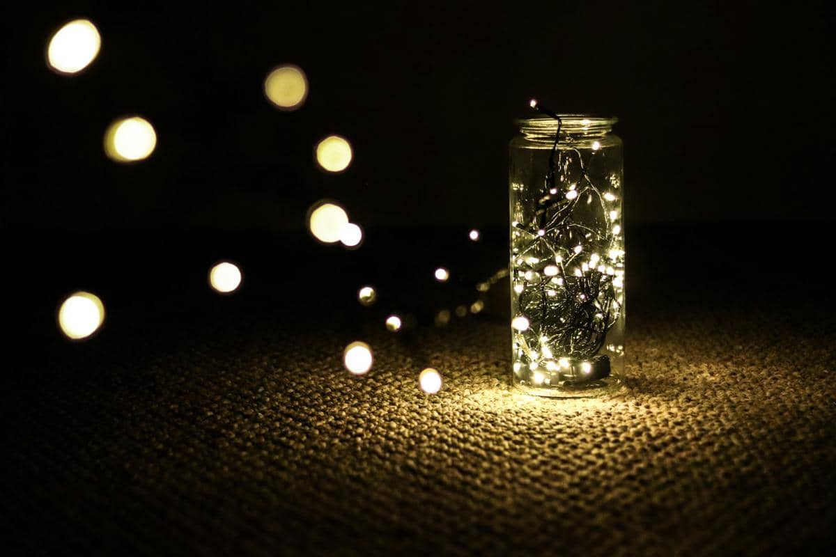 Ilustrasi lampu botol bekas (unsplash.com/Photo by Nakul)