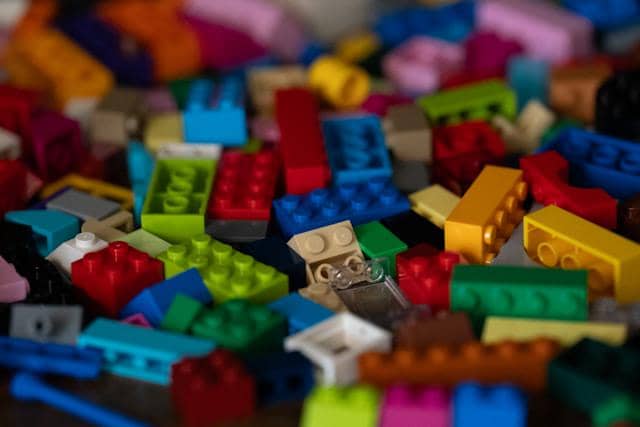 5 Manfaat Bermain Brick Block untuk Tumbuh Kembang Anak