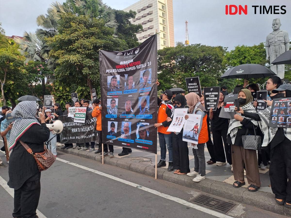 Di Tengah Klakson Kota, Mereka Tetap Berisik untuk Gaza