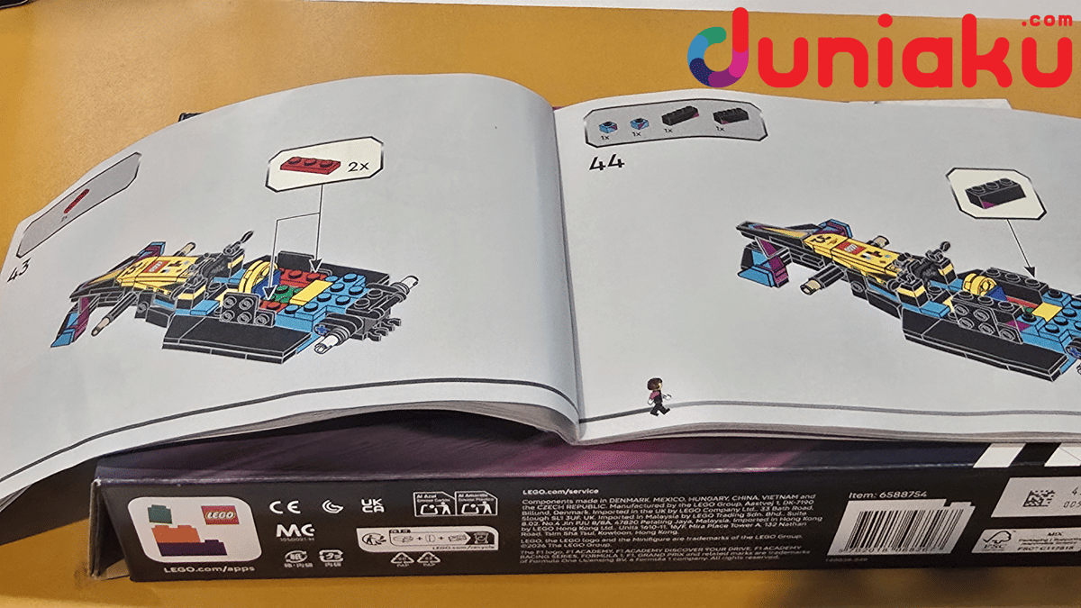 Buku panduan perakitan LEGO Speed Champions F1 Academy dengan ilustrasi langkah-langkah membangun mobil balap warna kuning dan hitam.
