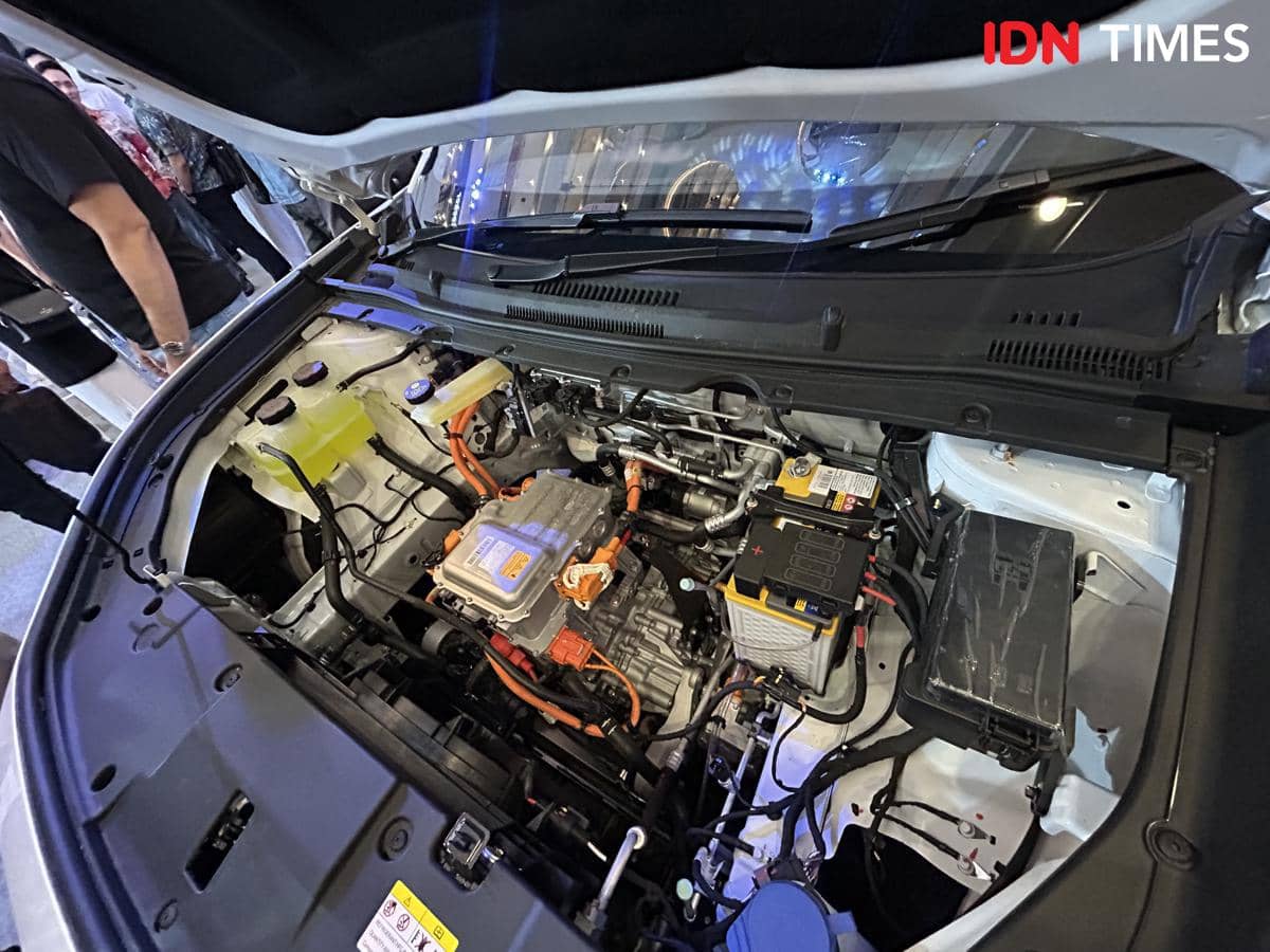 Ruang mesin VinFast MPV 7 dengan motor listrik bertenaga 201 dk terlihat terbuka saat dipamerkan di sebuah acara otomotif.