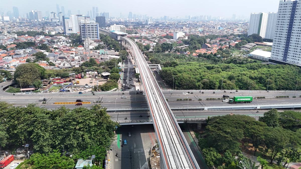 LRT Jakarta perluas layanan ke Dukuh Atas. 