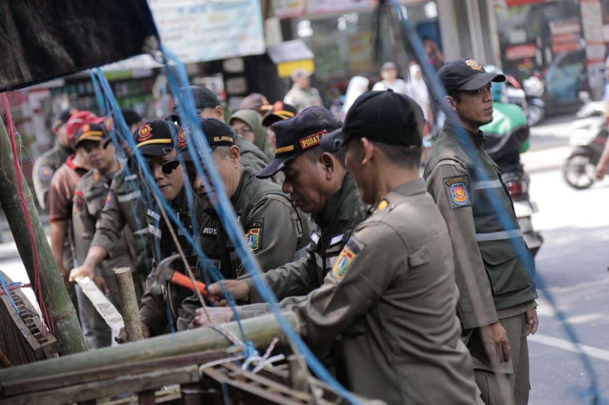 Satpol PP DKI Jakarta tertibkan pedagang hewan kurban di trotoar. 