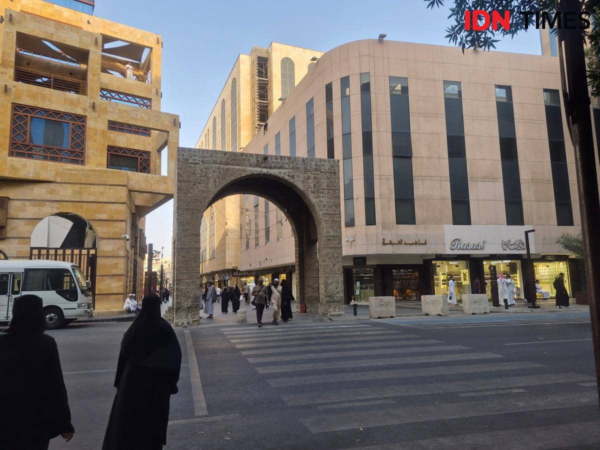 Gerbang Bab Alfurdhah yang menjadi salah satu pintu masuk menuju kawasan bersejarah Al Balad dengan pejalan kaki melintas di sekitarnya.
