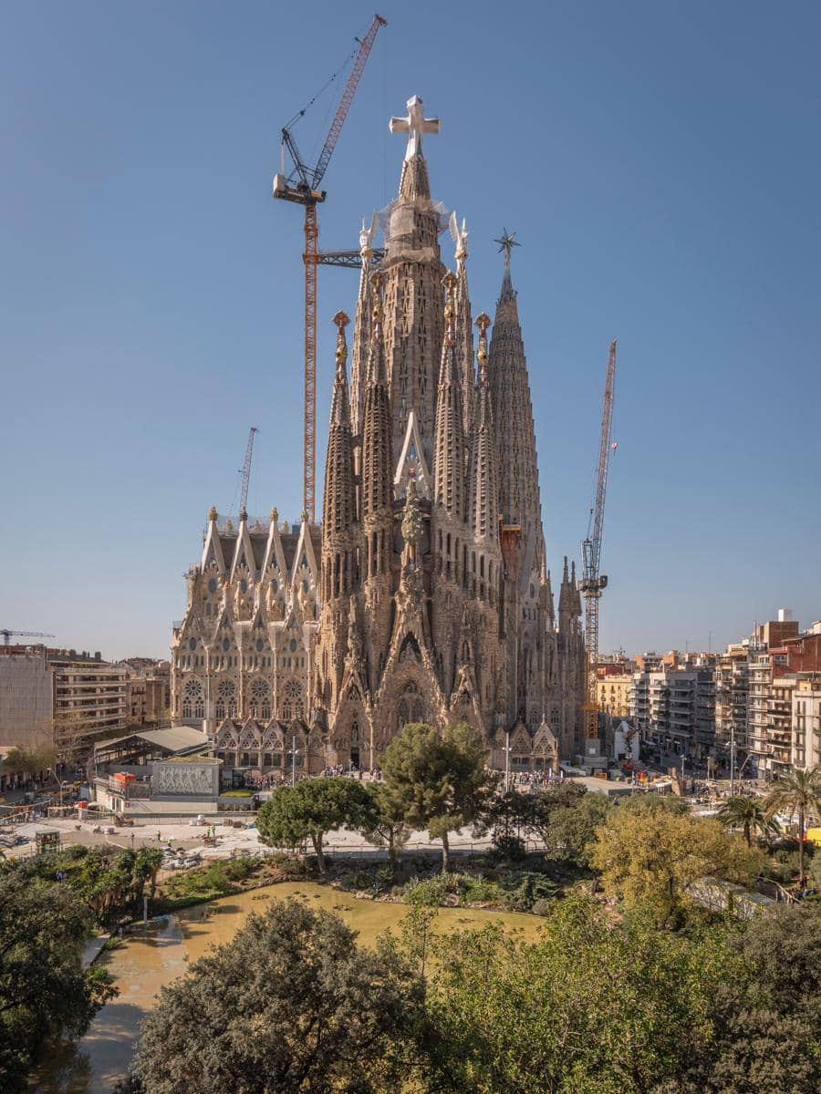 Sagrada Família exterior_far by Fundació Junta Constructora del Temple Expiatori de la Sagrada Família.JPG