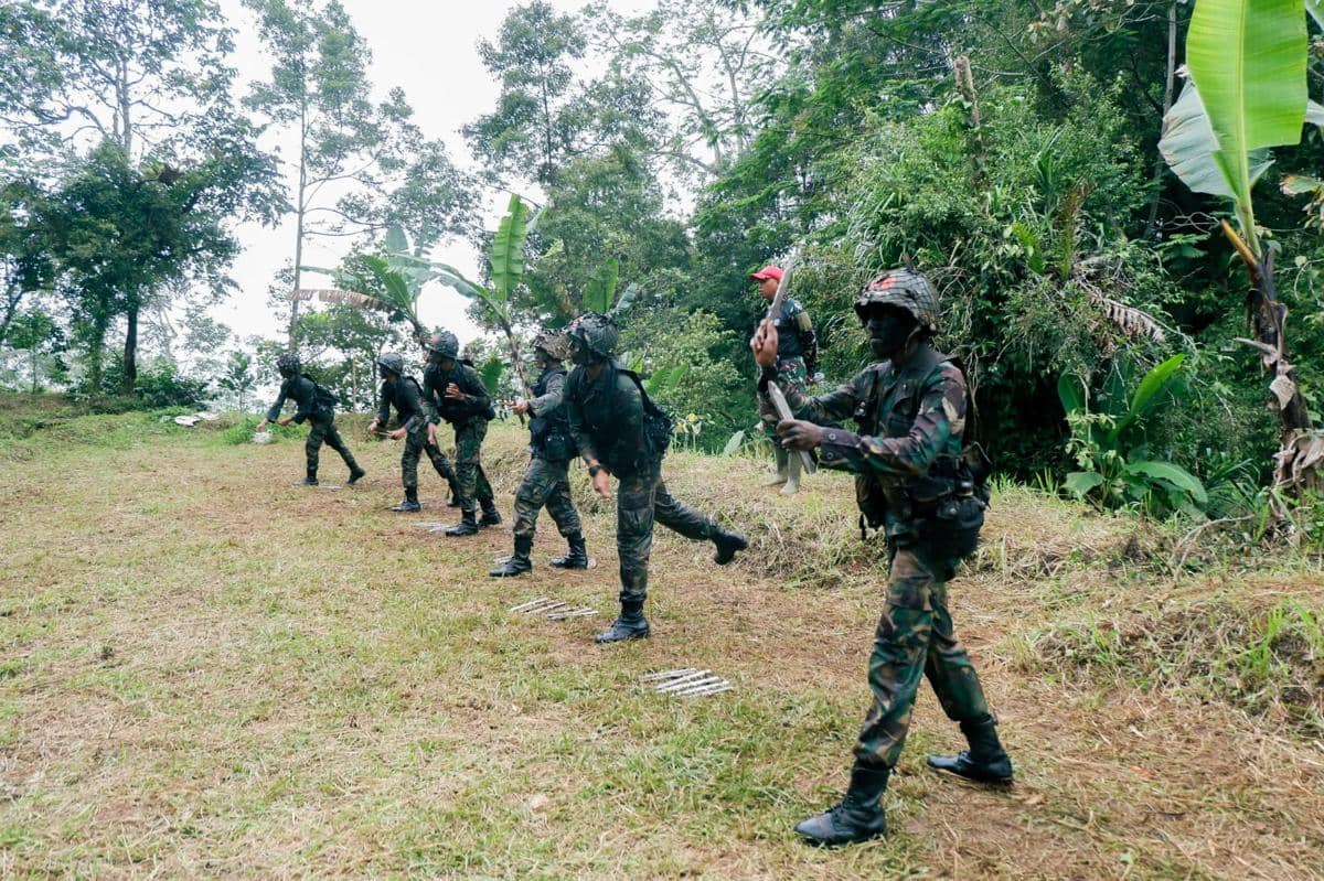 Siswa Komando Pasgat Digembleng Latihan How to Fight di Hutan Cianjur