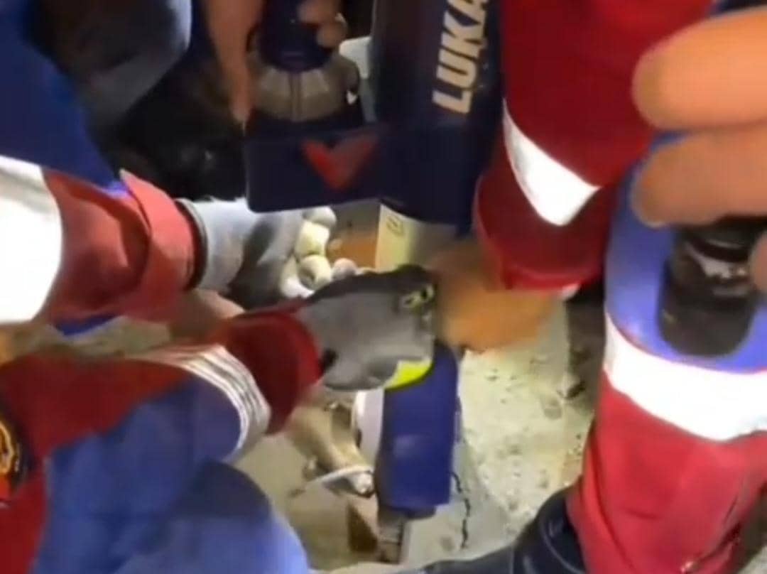 Evakuasi bocah terjepit di parit Palembang oleh petugas damkar (tangkapan layar) 