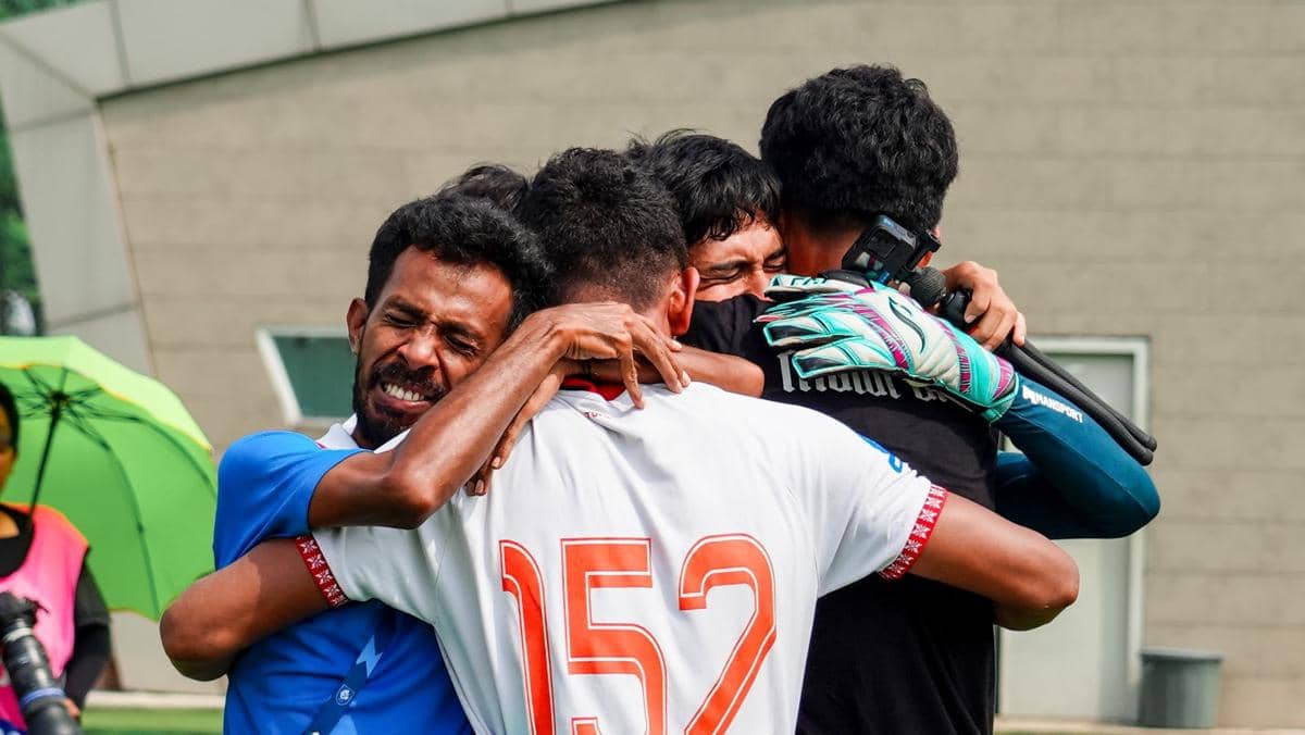 Para pemain Malut United saling berpelukan dengan ekspresi haru di lapangan usai pertandingan EPA U-18 dan U-20 Super League 2025/26.