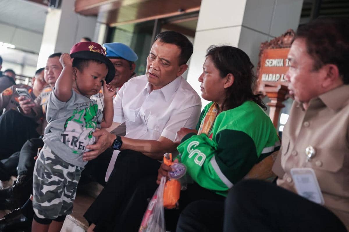 Ngojek Sambil Momong Anak, Ratna Ojol di Semarang Tuntut Tarif Adil