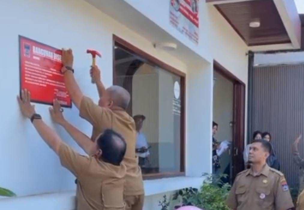 Petugas PUPR memasang segel di kafe yang ada di Kota Padang (Foto: Diskominfo Padang)