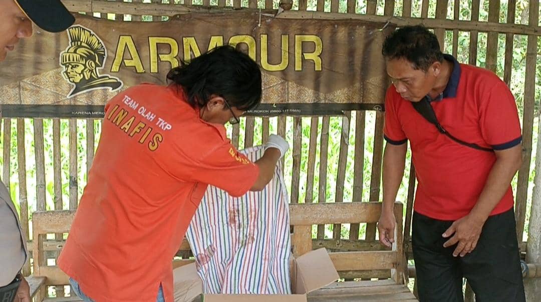 Polisi lakukan olah TKP di lokasi temuan bayi. IDN Times/Bramanta Pamungkas