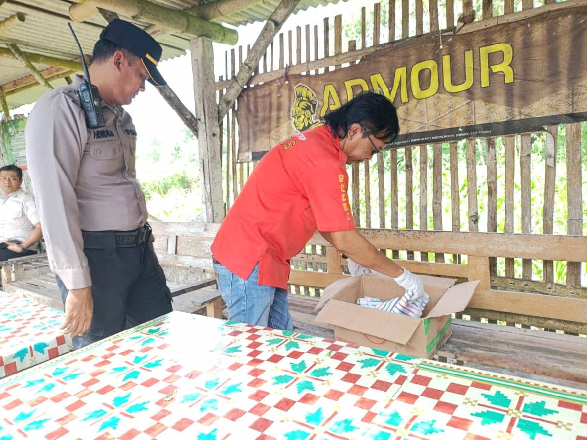 Polisi lakukan olah TKP di lokasi temuan bayi. IDN Times/Bramanta Pamungkas