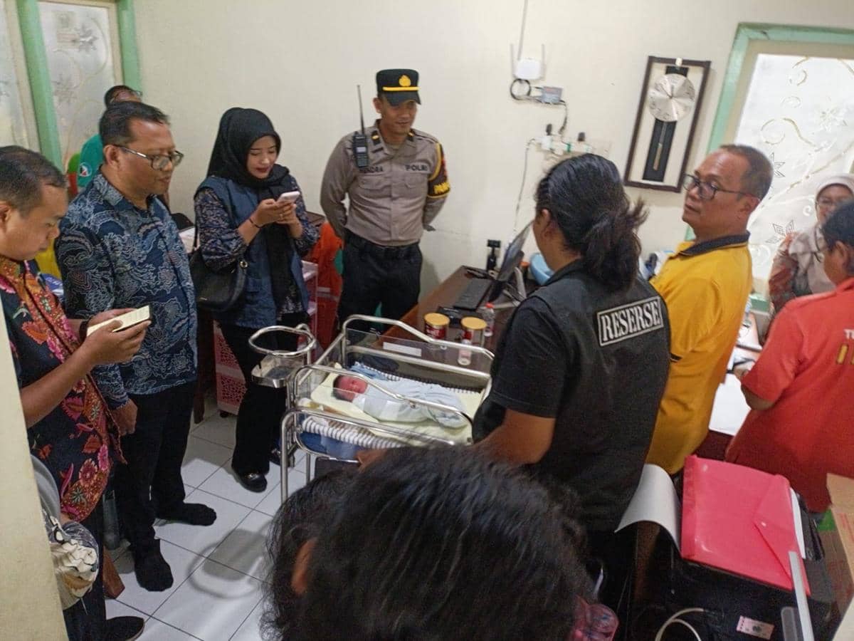 Bayi yang ditemukan warga Tulungagung kini dirawat di Puskesmas Pucanglaban. IDN Times/Bramanta Pamungkas