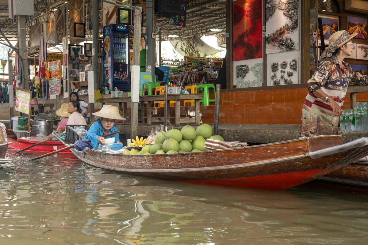 ilustrasi floating market di Thailand