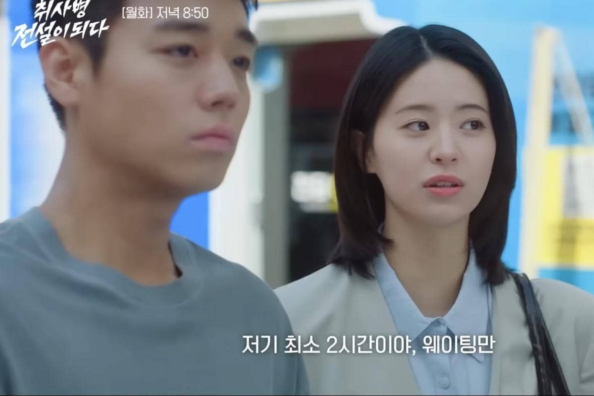 Dua karakter berdiri berdampingan di luar ruangan dalam adegan drama The Legend of Kitchen, dengan ekspresi serius dan latar warna cerah.