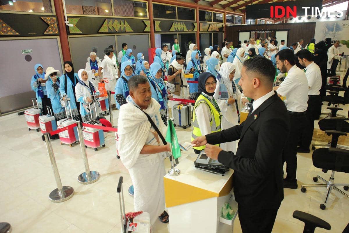 Jemaah haji Indonesia sedang menjalani pemeriksaan di Makkah Route di Bandara Soetta 