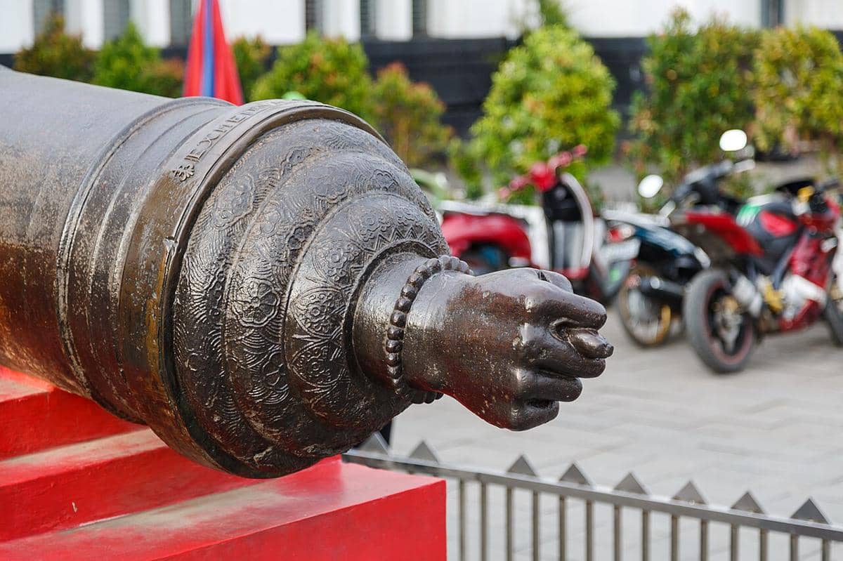 Meriam Si Jagur yang terletak di Museum Sejarah Jakarta (Museum Fatahillah).