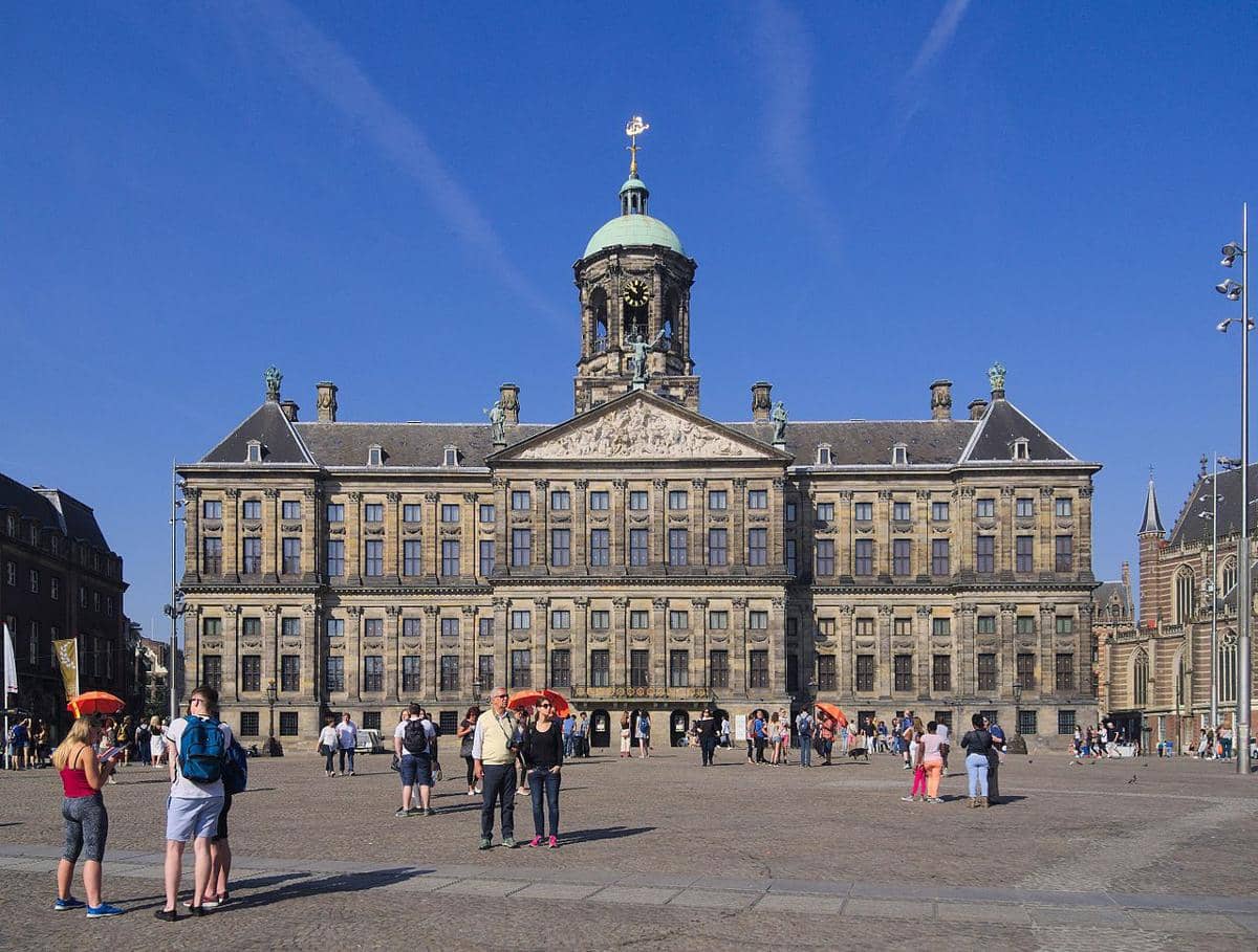 Paleis op de Dam, yang juga dikenal sebagai Istana Kerajaan Amsterdam (Koninklijk Paleis Amsterdam) yang terletak di Dam Square, Amsterdam, Belanda.