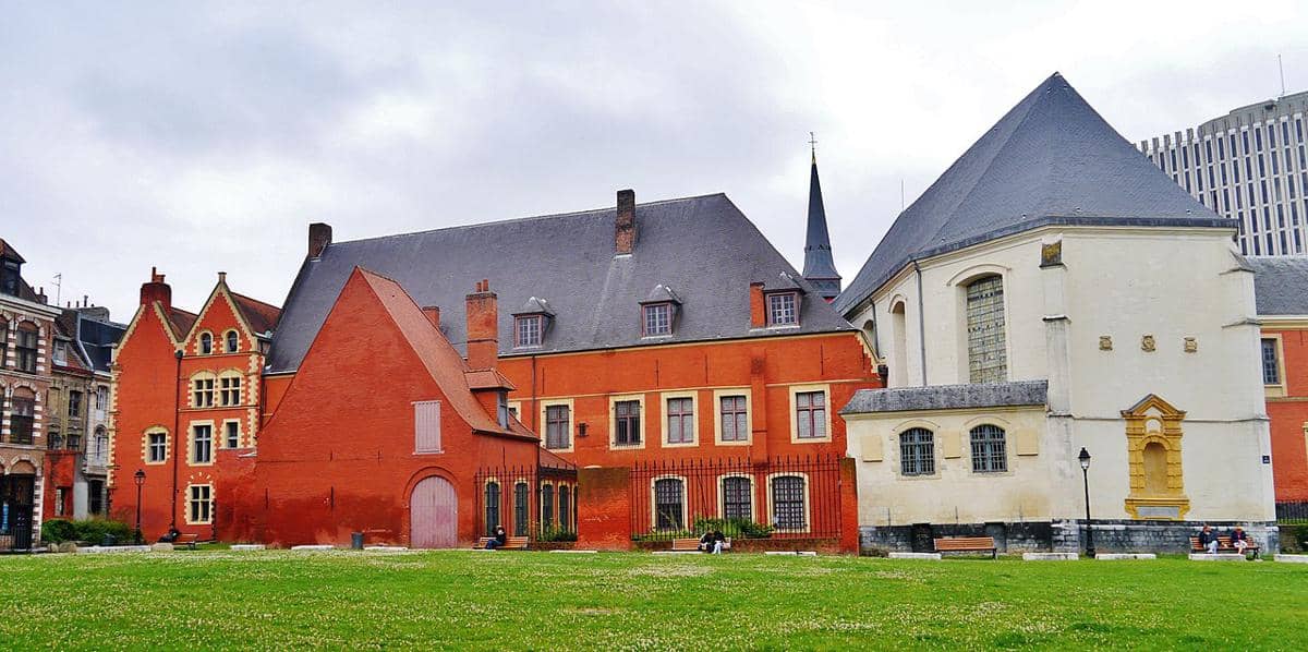 Tampilan belakang Hospice Comtesse di Lille, Prancis.