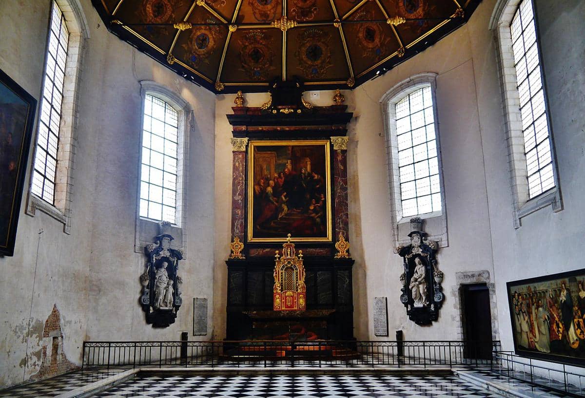 Interior kapel di Musée de l'Hospice Comtesse.