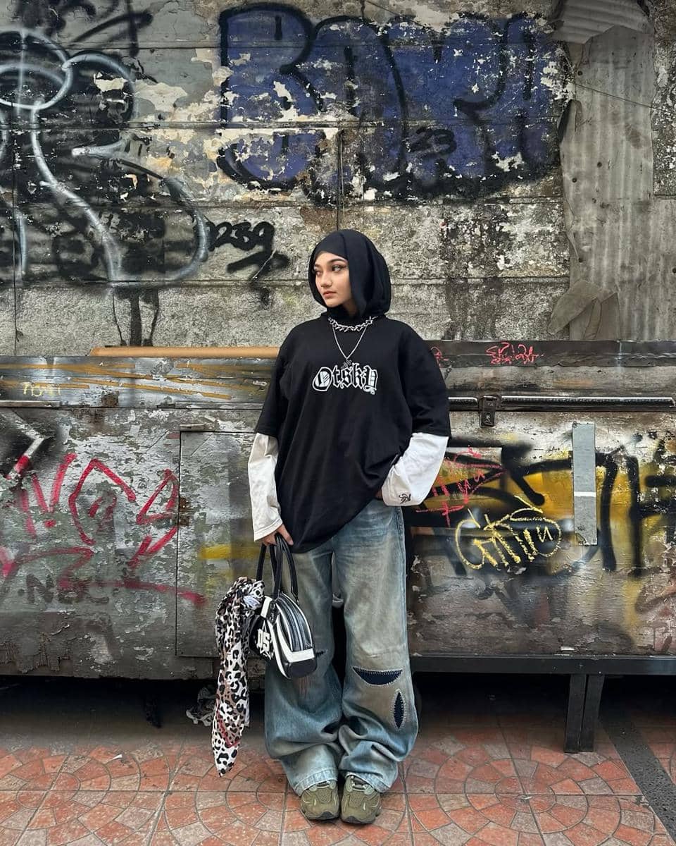 OOTD Pakai Sneakers Chunky ala Tia Santika