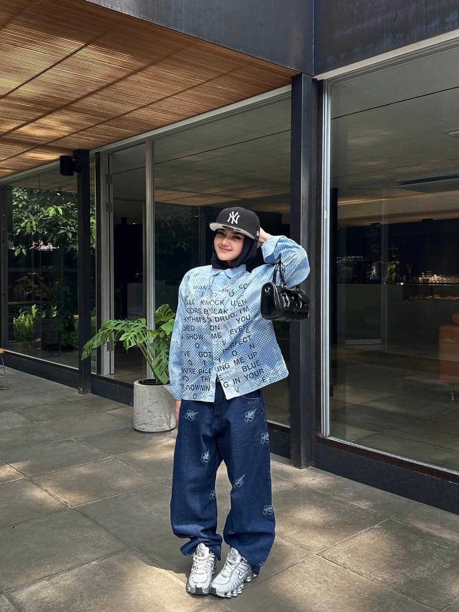 OOTD Pakai Sneakers Chunky ala Tia Santika