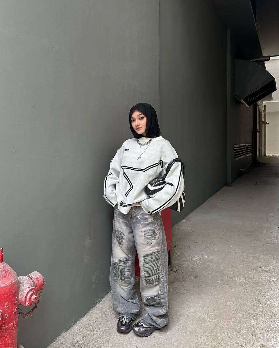OOTD Pakai Sneakers Chunky ala Tia Santika