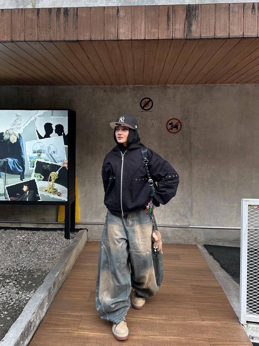 OOTD Pakai Combat Boots ala Tia Santika