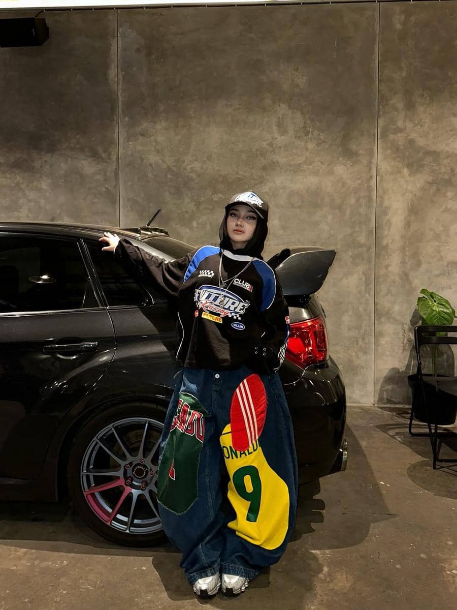 OOTD Pakai Sneakers Chunky ala Tia Santika
