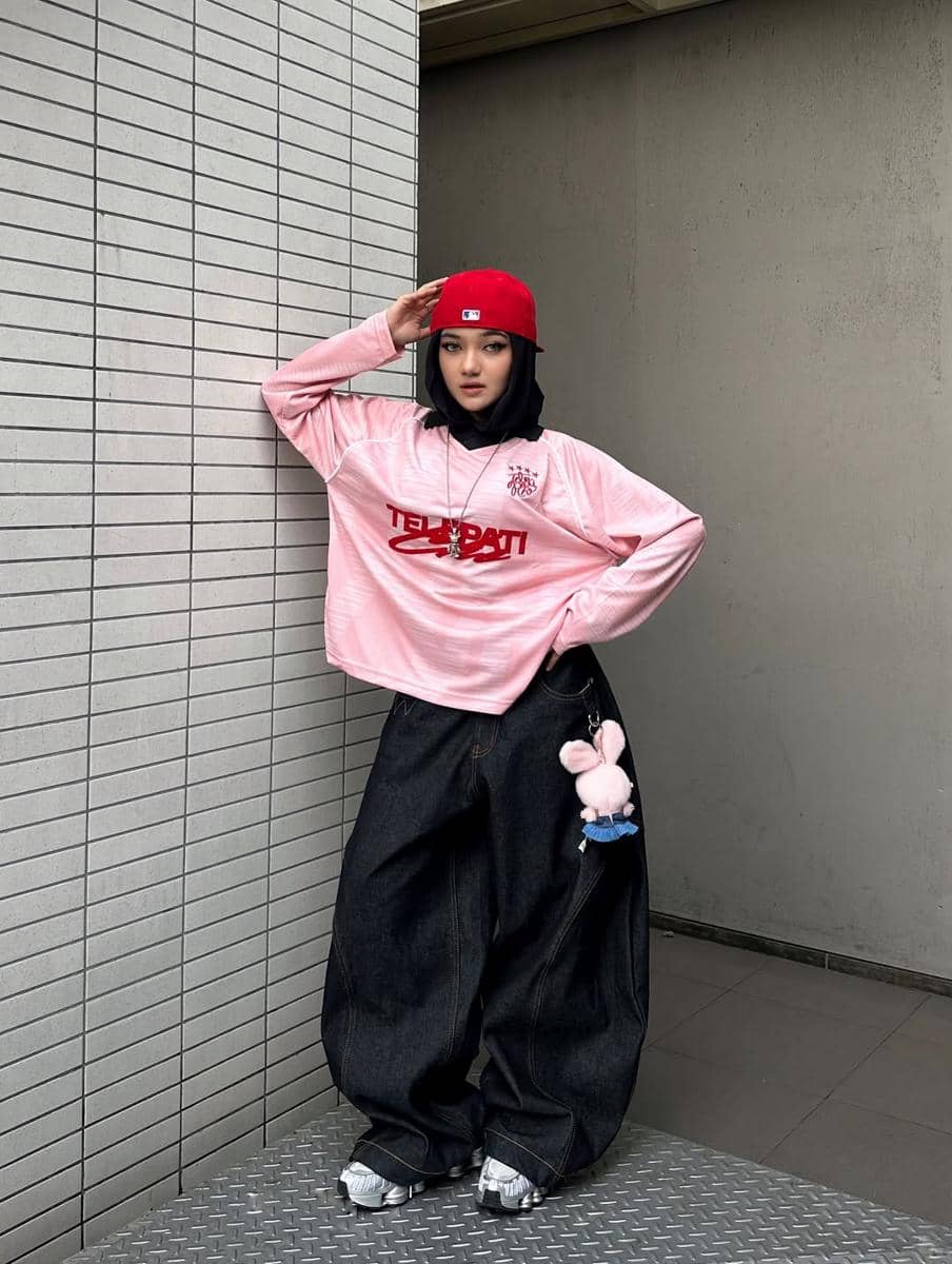 OOTD Pakai Sneakers Chunky ala Tia Santika