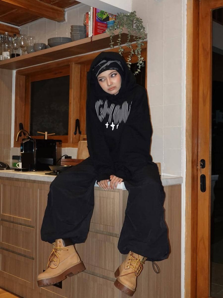 OOTD Pakai Combat Boots ala Tia Santika