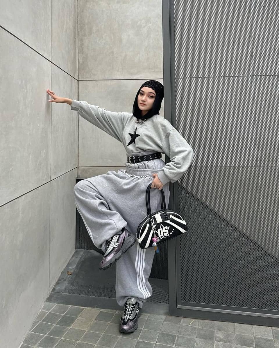 OOTD Pakai Sneakers Chunky ala Tia Santika