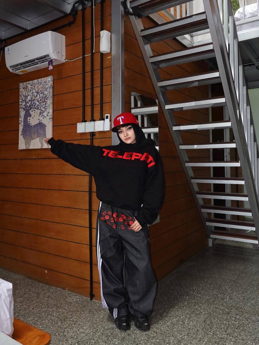OOTD Pakai Sneakers Chunky ala Tia Santika
