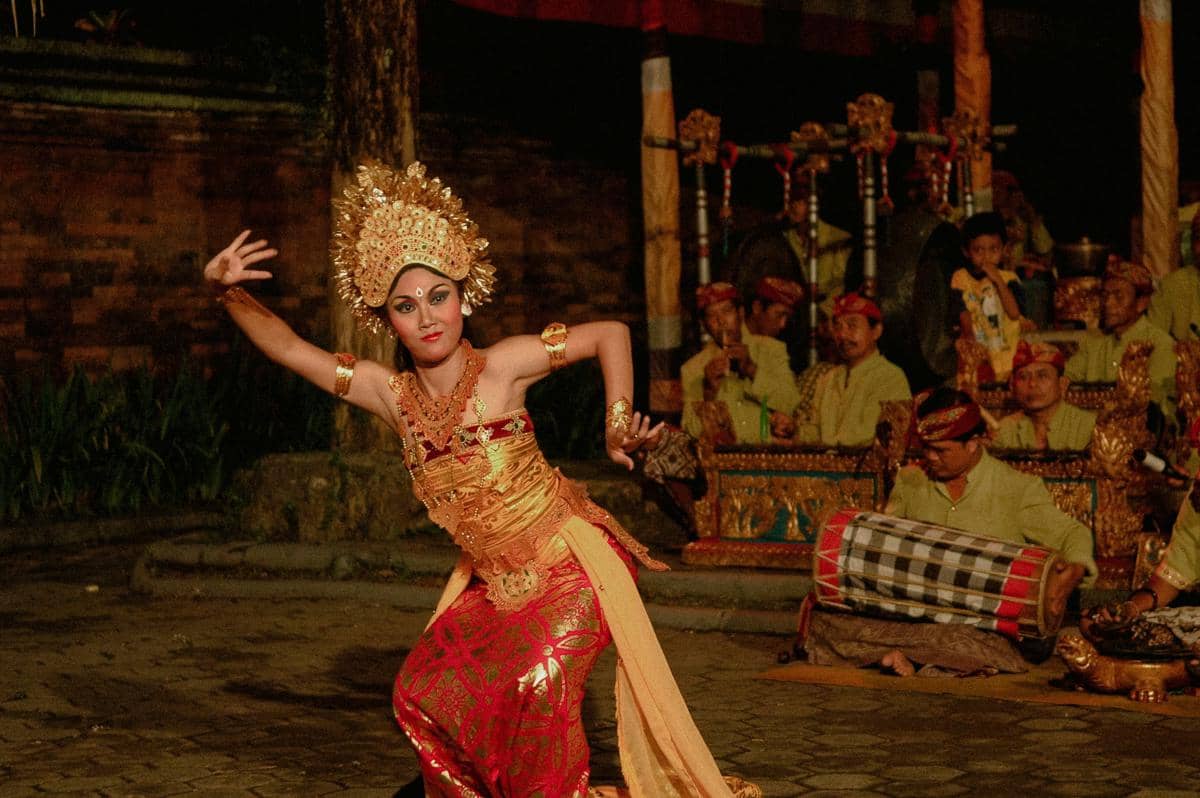 ilustrasi tari tradisional dari Bali