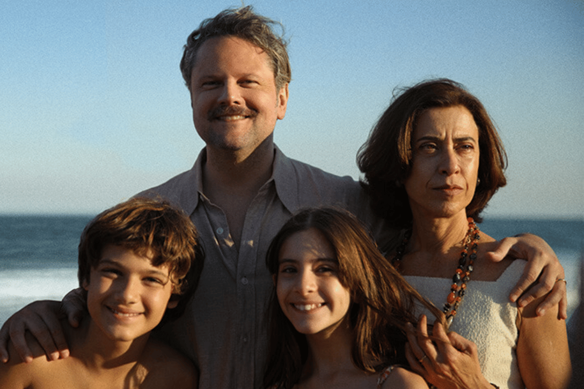 Selton Mello, Fernanda Torres, Guilherme Silveira dan Cora Mora dalam film I’m Still Here.