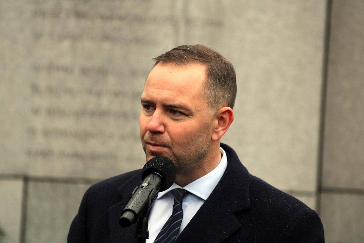 Karol Narowcki sedang berbicara kepada orang banyak.
