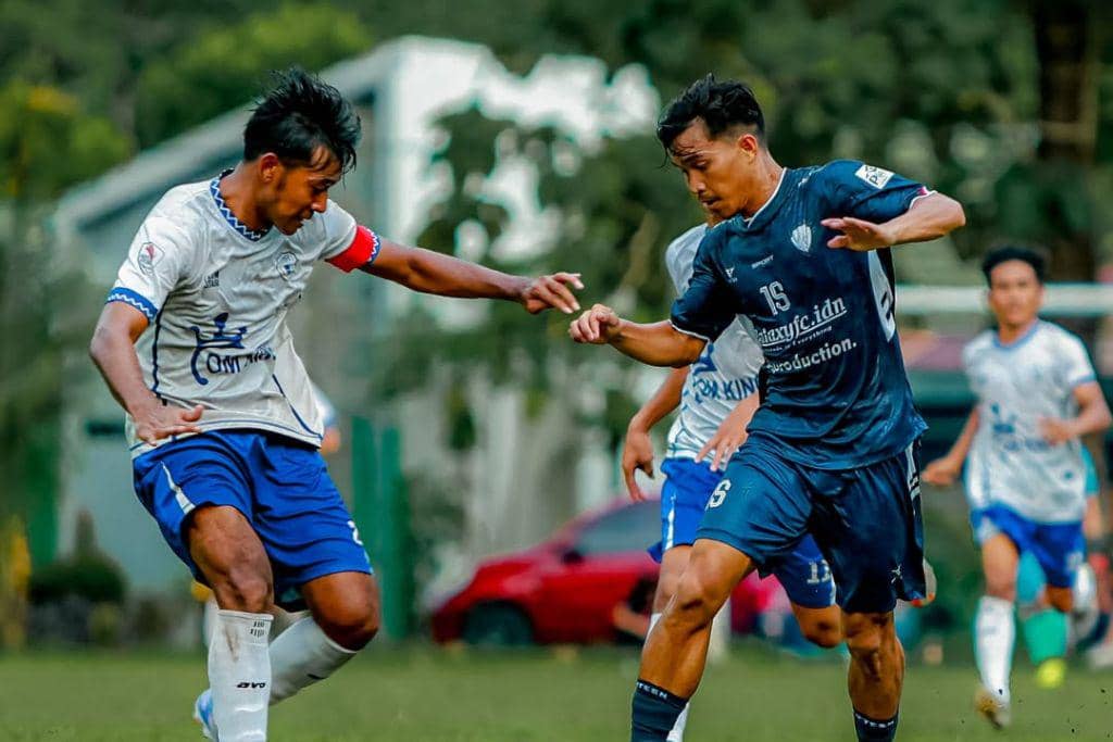Para pemain MRC Bulukumba (kaos putih) dalam laga final Liga 4 2025/2026 Zona Sulawesi Selatan melawan Makassar City FC pada 6 April 2026.