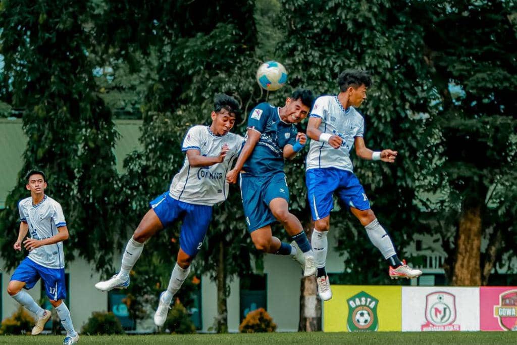 Para pemain MRC Bulukumba (kaos putih) dalam laga final Liga 4 2025/2026 Zona Sulawesi Selatan melawan Makassar City FC pada 6 April 2026.